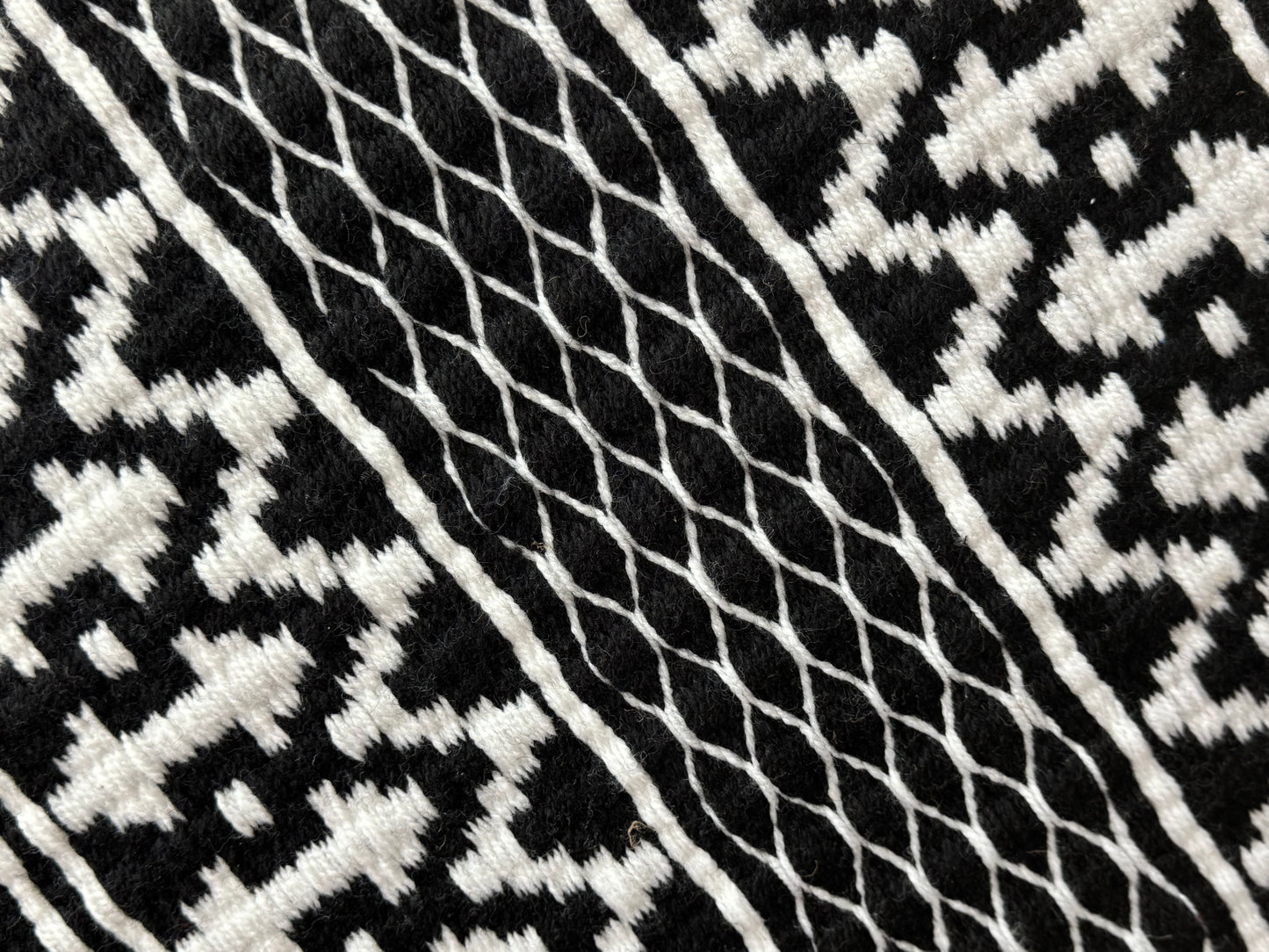 B353 Oversized Saddle Blanket Black, White