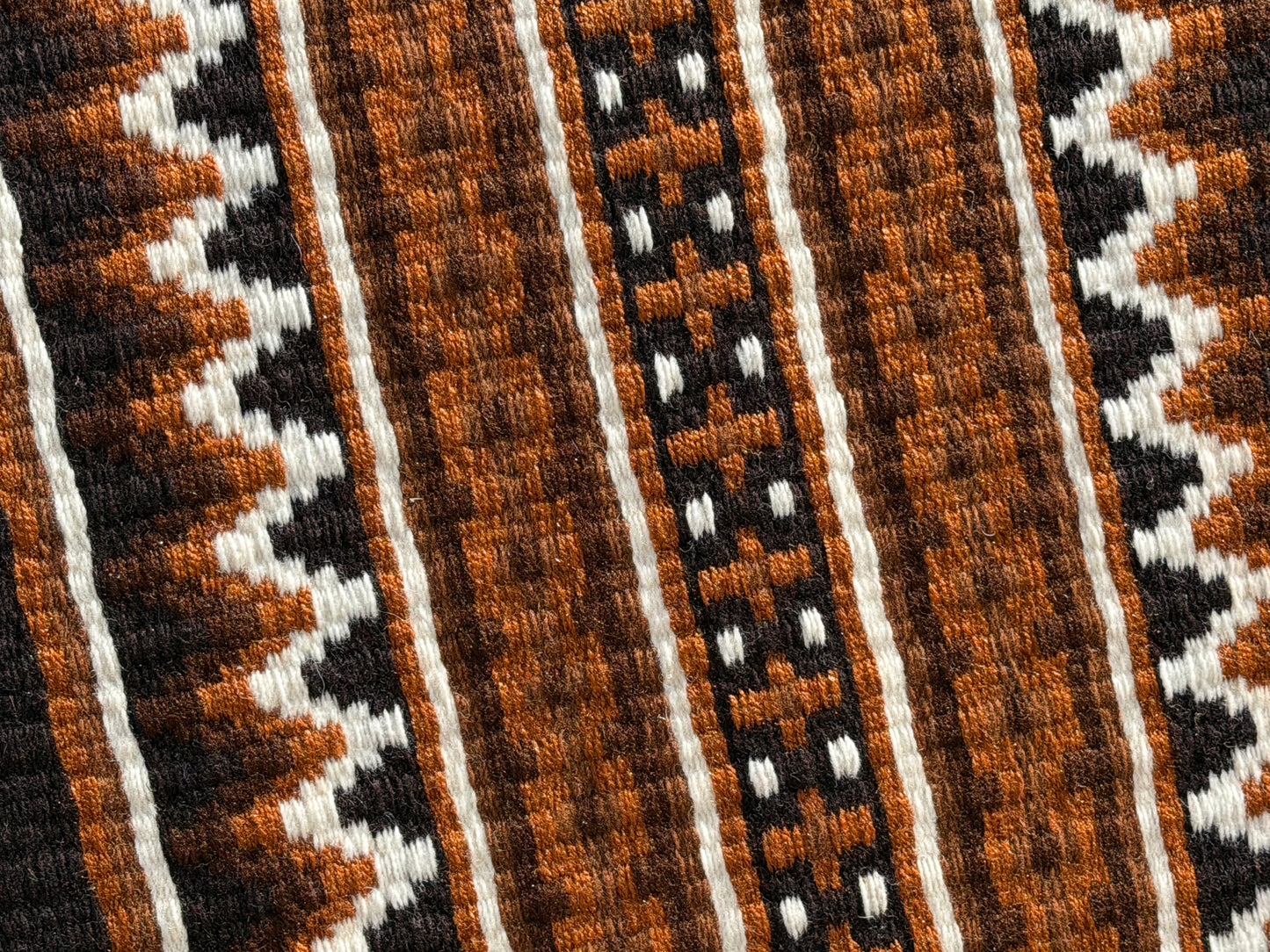 B498 Oversized Saddle Blanket Show Espresso, Chocolate Brown, Caramel, Raw Umber, Ivory