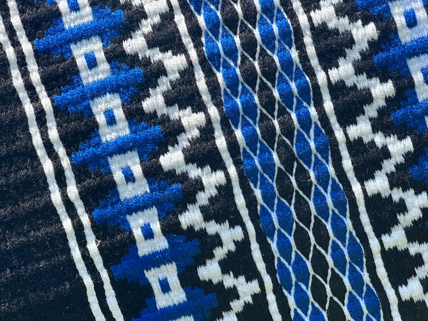B192 Oversized Saddle Blanket black, bright royal blue and white