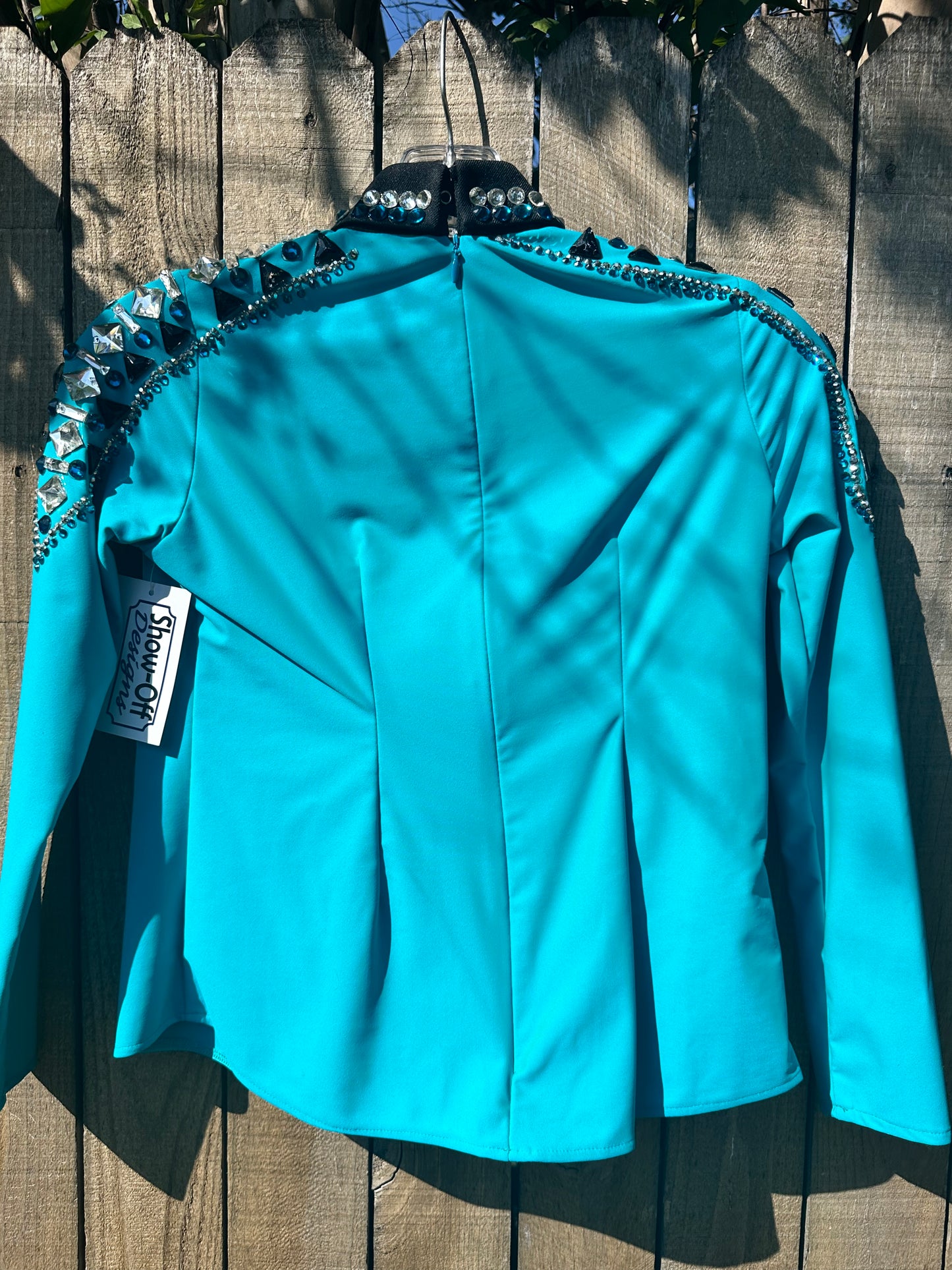 Kids size 10 day shirt back zip TONS OF STRETCH!