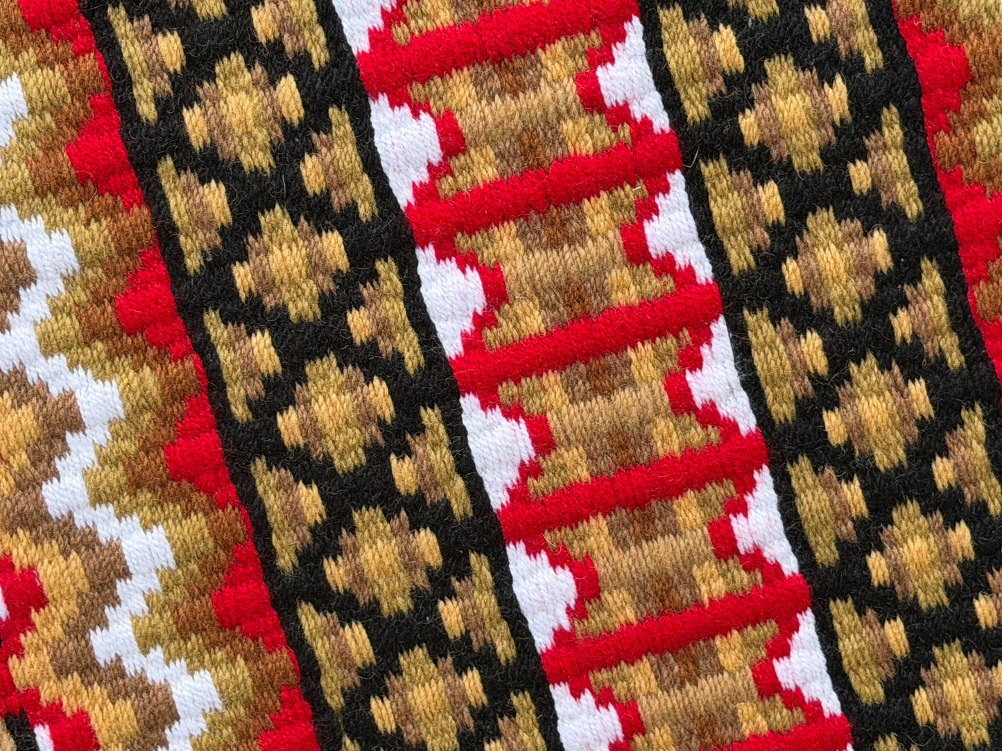 B618 Oversized Saddle Blanket French Tan, Raw Umber, Show Red, White, Black