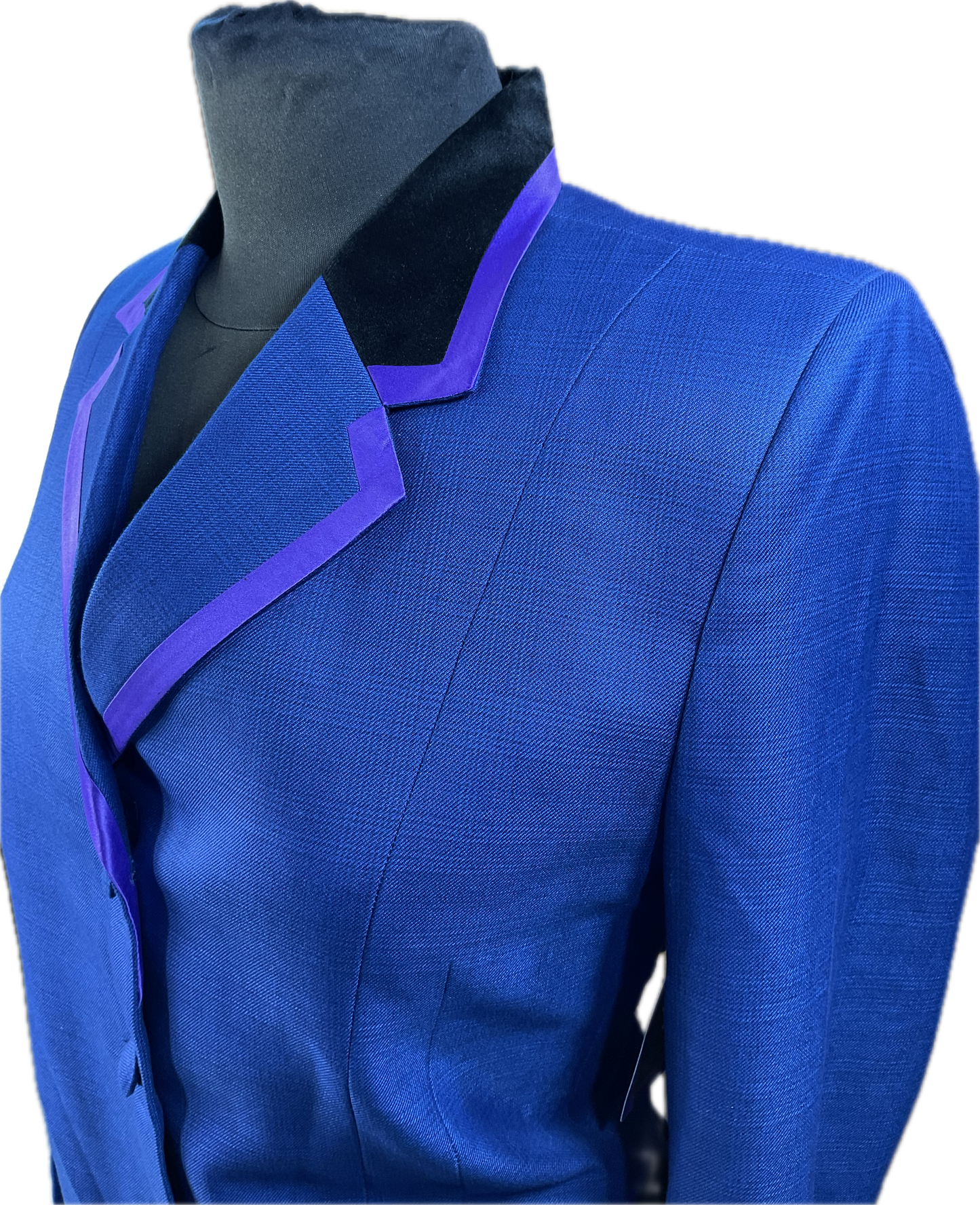 *36 Bust* Royal plaid coat. Velvet collar and purple trims. Hidden zipper behind the buttons.