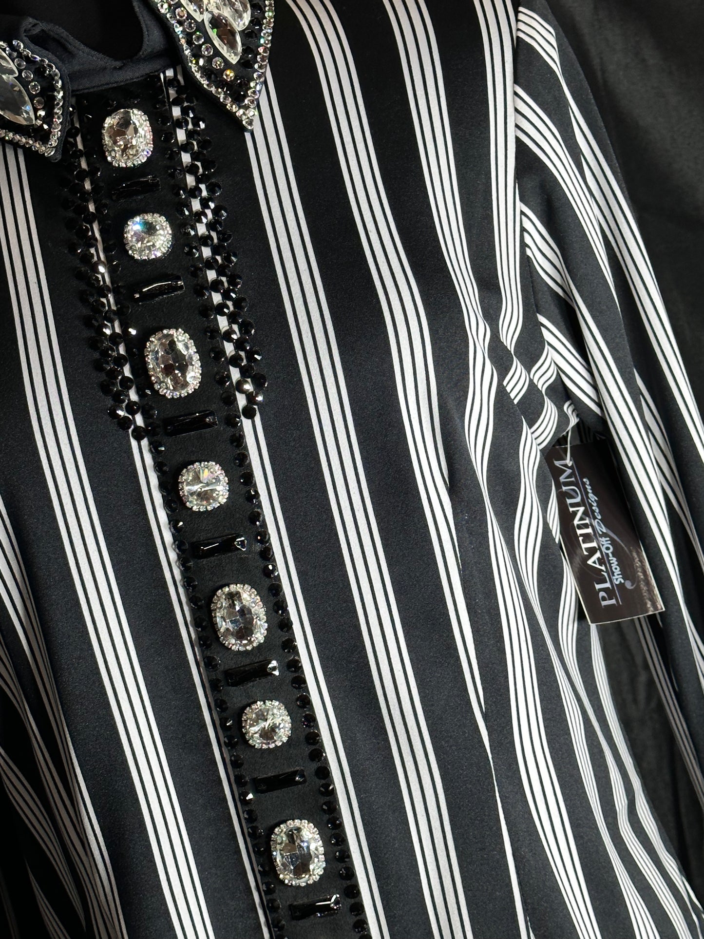 Size large back zip day shirt black and white stripe