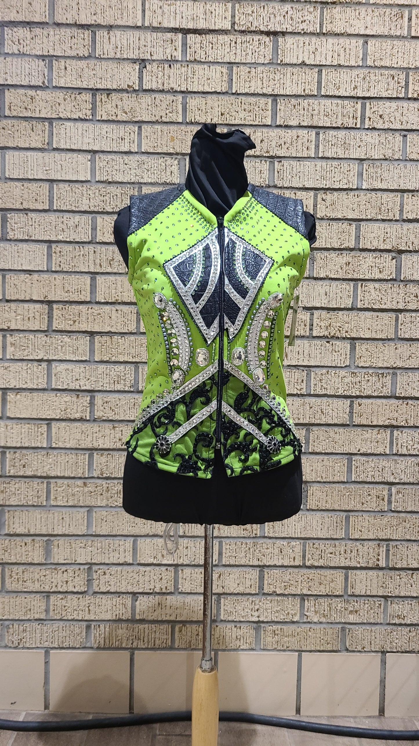 Size XS line, black and silver vest